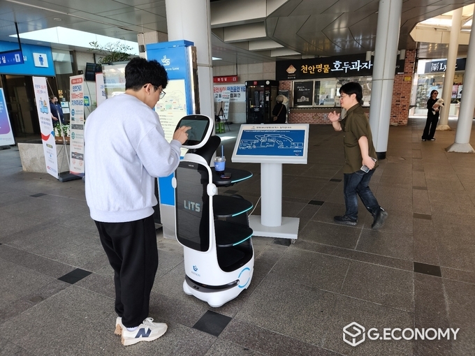LITS T10 이동로봇 이용객(사진제공: HBPAY)