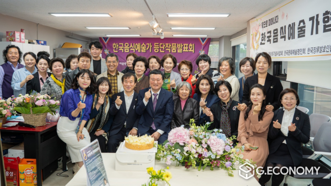 문수현 심사위원, 박동석 심사위원, 홍재영 심사위원, 전병하 심사위원, 나선하 심사위원, 5인 등단 한국음식예술가 회원 단체사진(한국음식예술가협회: 제공)