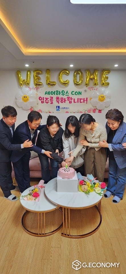 셰어하우스 CON 6호에 새로 입주한 여성 청년 3명의 환영식을 열고 있다( 수원시 제공).