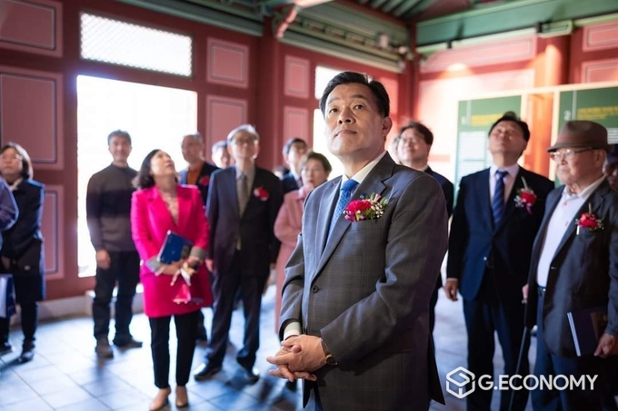 이재준 시장이 수원화성 복원을 감상하고 있다.(이재준 시장 페북 캡쳐)