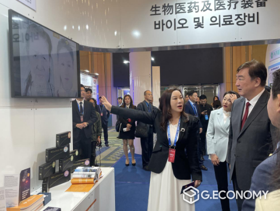 행림그룹 회장, (스링지)이, 메디컬 뷰티 성형을 설명하고 있다.