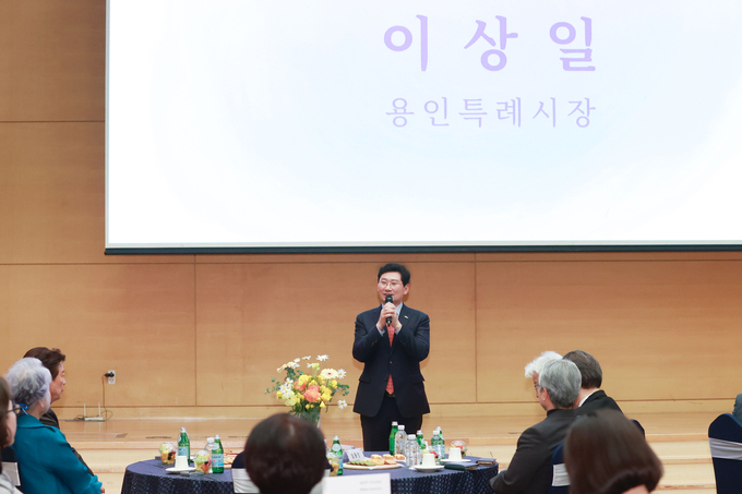 이상일 용인시장이 홍보대사 위촉식에서 인사말을 하고 있다./ 용인시 제공