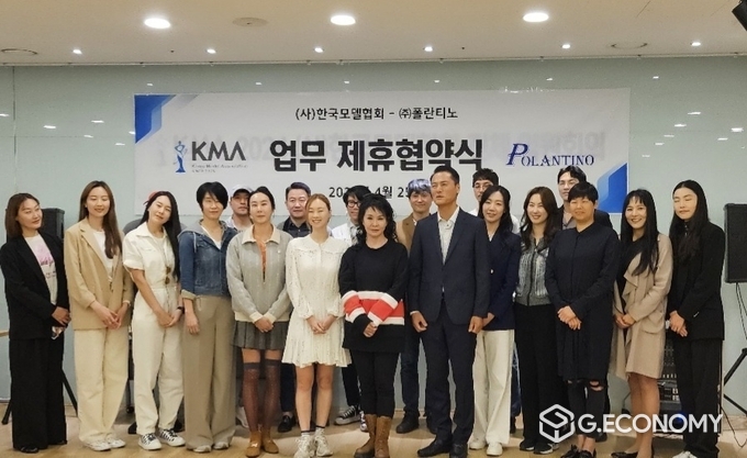 폴란티노 제니안 대표와 (사)한국모델협회 임주완 회장과 임직원들과 업무 제휴 협약 단체사진(폴란티노: 제공)