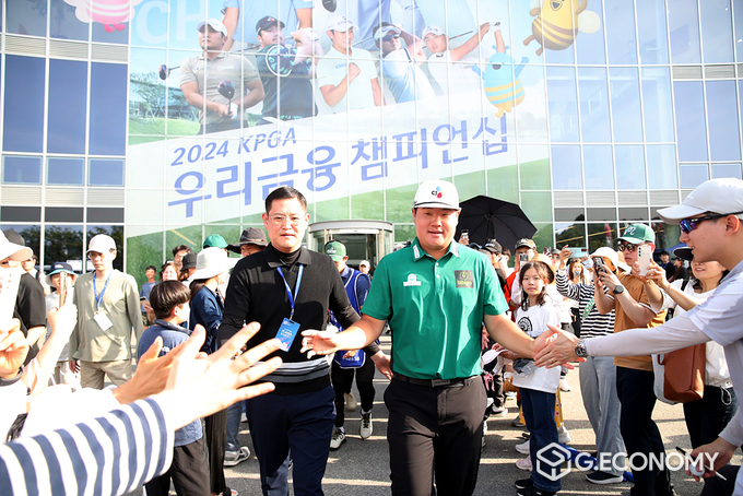 임성재가 갤러리와 하이파이브를 나누면서 이동하고 있다. 