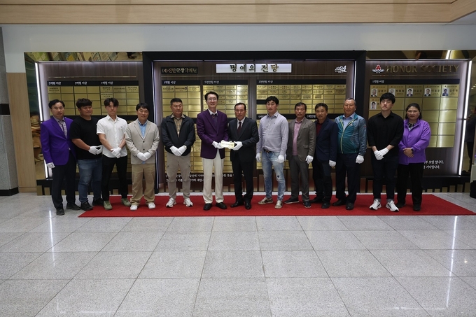 지난 29일, 신안군청 명예의 전당에서 명패 헌액 기념 촬영을 하고 있다.
