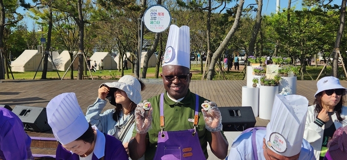 지난 27일, 2024 신안세계김밥페스타에 참여해 김밥말기 체험 중인 아프리카 감비아 농업부 차관(Dr. Mod Secka)