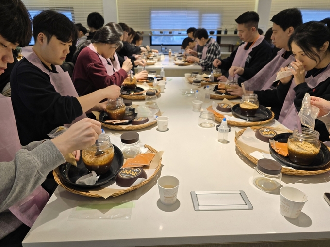 새내기 맞이하기 과정 중 김포금쌀 고추장 만들기 체험 (사진=김포시청)
