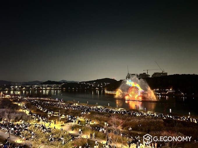 동탄호수공원 루나분수가 화려한 불빛과 함께 물기둥을 뿜고 있다(화성시 제공).