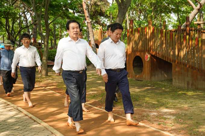 황토 맨발길을 걸으면서 건강과 치유의 시간을 함께하고 있다.