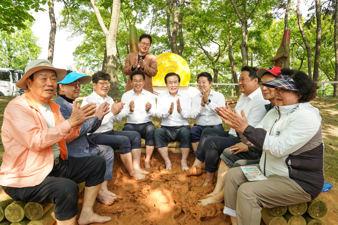 황토 맨발길을 걸으면서 건강과 치유의 시간을 함께하고 있다.