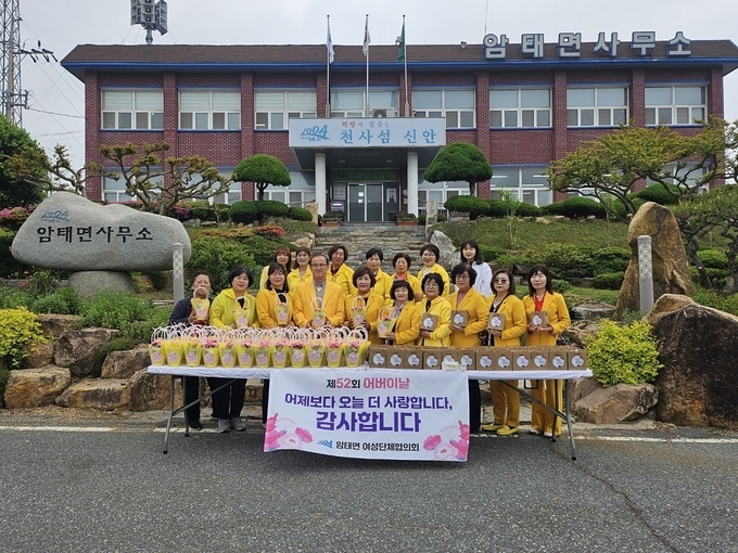 지난 1일, 신안군(암태면)여성단체협의회의 어버이날 ‘카네이션 달아드리기’ 행사 기념 촬영