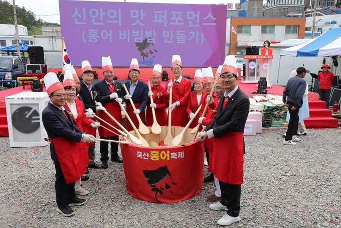 삭힌 홍어먹기 대회 우승자들과 기념 촬영을 하고 있다.