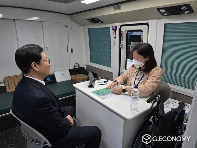 충남도 자치경찰위원회 ‘찾아가는 힐링버스’ 이종원 위원장 상담사진(충남도: 제공) 