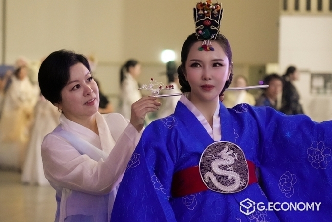 이선영 한복디자이너가 박은경 모델/뉴스아이이에스