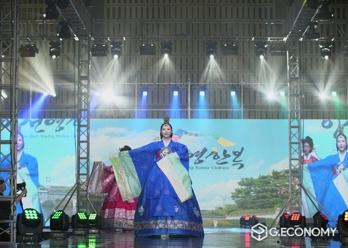 박은경 모델 겸 충주 신나는어린이집 원장이 이선영 한복 브랜드 한복패션쇼에서 런웨이를 하고 있다./뉴스아이이에스