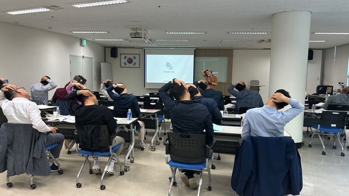 대한산업보건협회 강사가 관리감독자 53명을 대상으로 직무교육을 진행하고 있다.