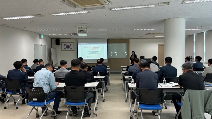 대한산업보건협회 강사가 관리감독자 53명을 대상으로 직무교육을 진행하고 있다.