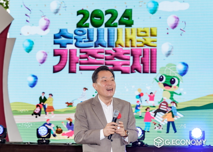 이재준 수원시장이 지난 11일 광교호수공원 마당극장에서 열린 '2024 수원시새빛가족축제'에서 축사를 하고 있다(수원시 제공) .