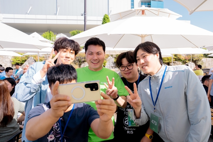 윤 부회장이 직원들과 기념촬영 하고 있다. (사진=콜마홀딩스)