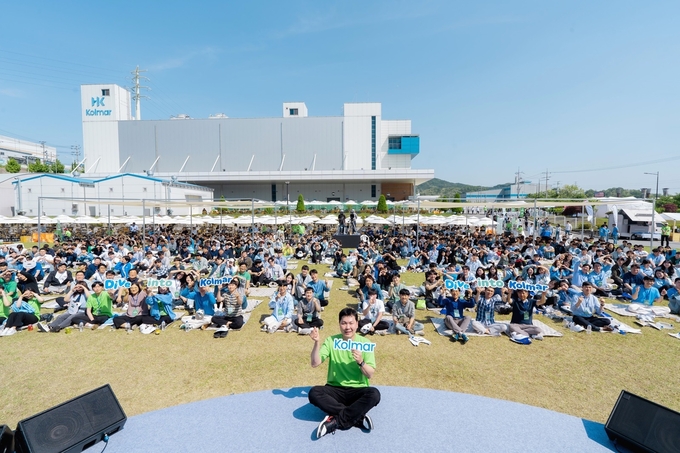 윤상현 콜마홀딩스 부회장이 세종공장 잔디밭에서 타운홀 미팅을 진행했다. (사진=콜마홀딩스)