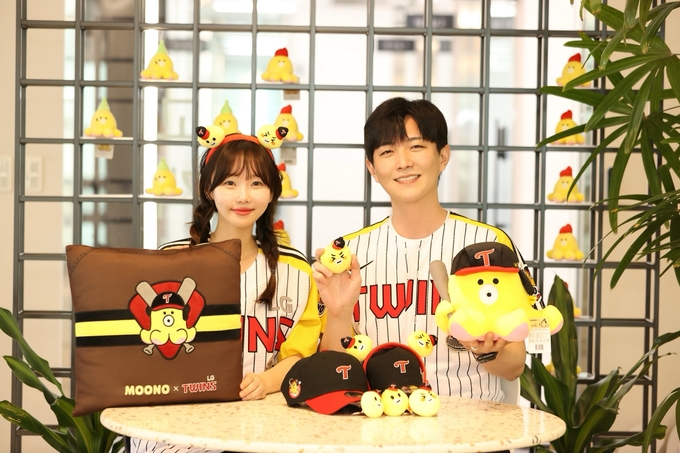 LG유플러스와 LG트윈스가 14일부터 3일간 서울 잠실종합운동장에서 ‘무너’ 캐릭터를 활용한 컬래버레이션 이벤트를 진행한다. 사진은 LG유플러스 직원들이 무너 캐릭터를 모티브로 특별 제작한 유니폼을 착용하고 컬래버레이션 굿즈를 선보이고 있는 모습.