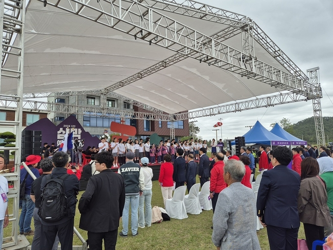 프랑스와 신안군 학생들의 합동 공연 (합창)