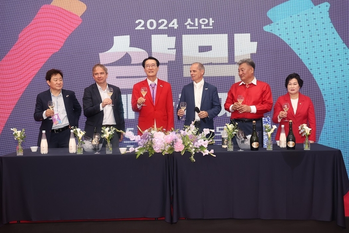 샴폐인과 막걸리의 달보드래한 만남을 기념하는 주한프랑스대사관 요한 르 탈렉 문정관의 건배사