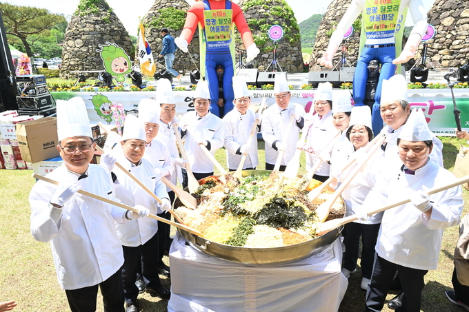 1.사진자료(제10회 영광찰보리 어울마당 성황리 마쳐)(보리비빔밥 퍼포먼스)
