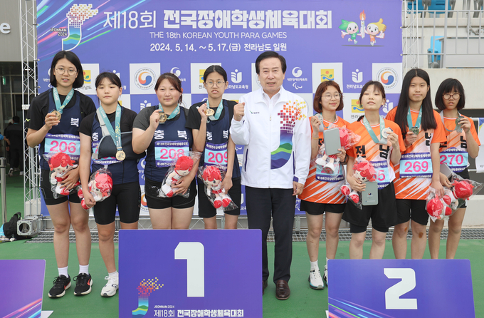 박홍률 목포시장이 전국장애학생체전이 열리는 대회운영본부와 시상식에 참석해 선수들과 관계자들을 격려했다.