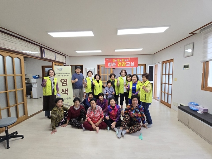 월포리 경로당 염색 봉사 후 기념 촬영을 하고 있다.