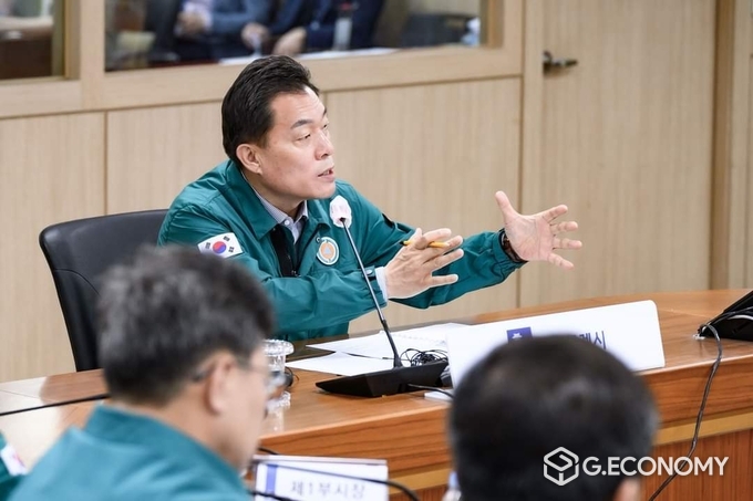 이재준 시장이 16일 '연쇄 성폭행범 박병화 수원시 전입에 따른 대책회의'를 주재하면서 발언하고 있다.