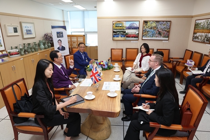지난 13일, 박우량 신안군수와 콜린 제임스 크룩스 주한영국대사 면담