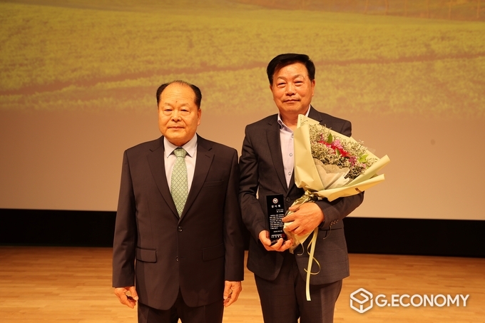 고창군의회, 오세환 의원, ‘고창군 어린이집 연합회 감사패 수상’ 기념사진