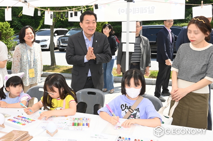 이재준 시장이 책숲마실을 찾아 시민들과 함께하고 있다.(수원시 제공) 