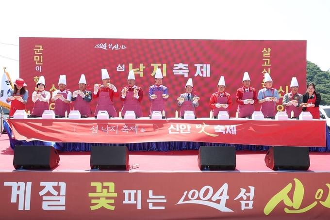 지난 18일, 섬 낙지축제에서 음식만들기(낙지샌드위치)를 하고 있다.