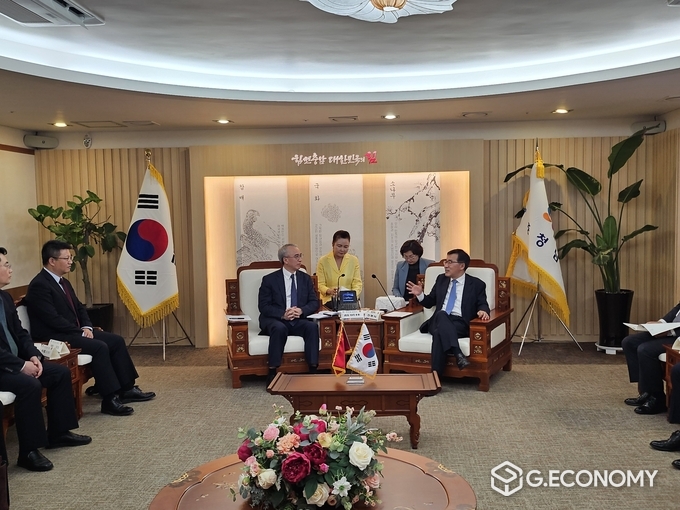 전형식 충남도 정무부지사와 차이차오린 중국 구이저우성 부성장 접견(충남도: 제공)