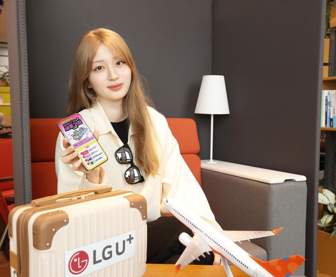 LG유플러스는 휴가철 해외여행 고객들을 위한 고객센터 앱 ‘당신의U+’ 앱에 신규 기능을 추가하고, 이에 대한 이벤트를 진행한다고 21일 밝혔다. 사진은 LG유플러스 직원이 ‘당신의 U+ 새로고침’ 이벤트를 소개하는 모습.