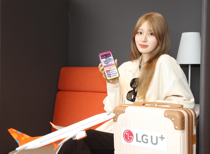 LG유플러스는 휴가철 해외여행 고객들을 위한 고객센터 앱 ‘당신의U+’ 앱에 신규 기능을 추가하고, 이에 대한 이벤트를 진행한다고 21일 밝혔다. 사진은 LG유플러스 직원이 ‘당신의 U+ 새로고침’ 이벤트를 소개하는 모습.
