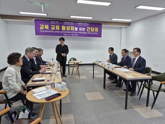지난 11일, 신안군학교(비금초등학교 이근태 교장, 비금중학교 김병희 교장, 도초고등학교 전인재 교장), 서울프랑스학교 총괄학교장(세드릭 투아롱), 유치원 초등학교장(리오넬 자니에), 하비에르 국제학교장(제롬 피노), 하비에르 국제학교 교감(문명숙)이 교육 교류 활성화를 위한 간담회를 하고 있다.