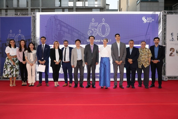 서울프랑스학교 개교 50주년 기념식 후 기념 촬영을 하고 있다.