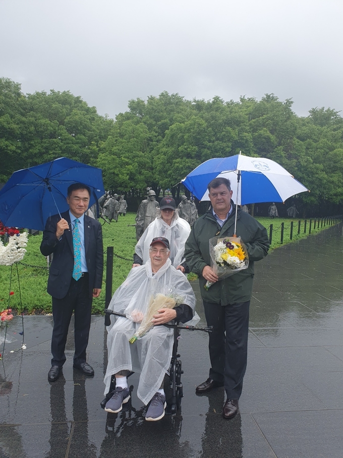 정장선(왼쪽 첫번째)평택시장이 워싱턴 한국전쟁 참전용사 기념공원에서 한국전쟁 참전용사와 함께 기념촬영을 하고 있다./평택시제공