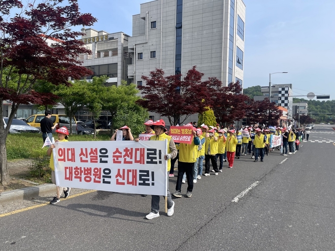 200여 명의 해룡면 주민들은 매안사거리에서 전남 동부청사까지 행진