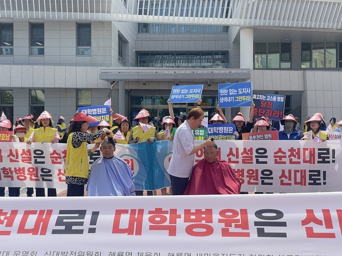 삭발 감행(채승 해룡면 청년회장, 김정수 해룡면 노인회장) (2)