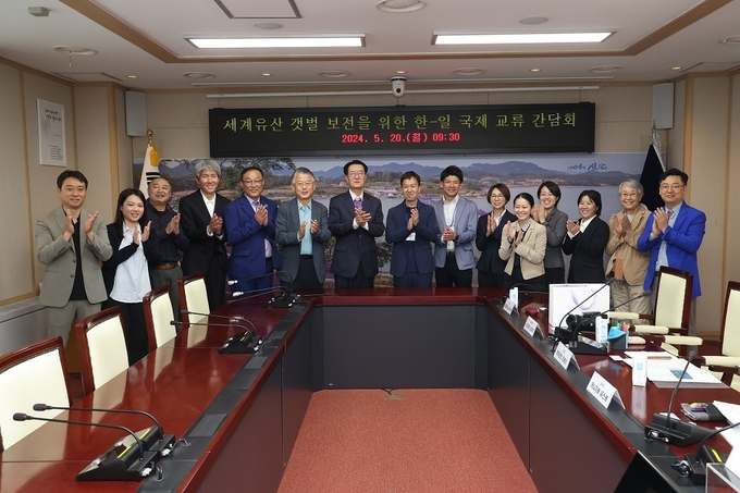 지난 20일 세계유산 갯벌 보전을 위한 신안군과 일본 관계자가 간담회 후 기념 촬영을 하고 있다.