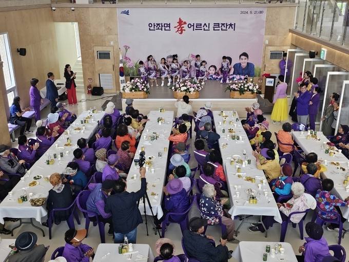 지난 21일, 안좌면 孝 어르신 큰잔치 행사에서 은암어린이집 아동들이 어르신들을 위해 공연을 하고 있다.