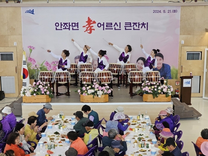 안좌면 지역 주민으로 구성된 퍼플미시난타팀이 축하 공연을 하고 있다.