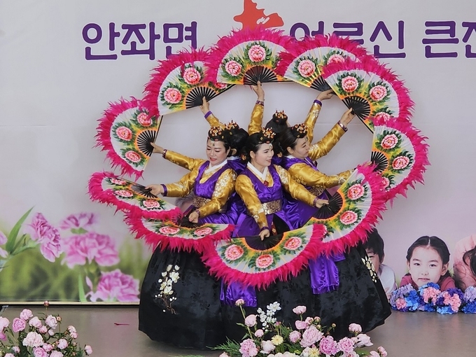 한누리아카데미에서 지역 어르신들을 위해 부채춤 공연을 하고 있다.