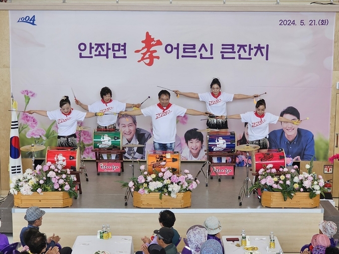 장구야놀자예술단에서 열정적인 고고장구 공연을 하고 있다.