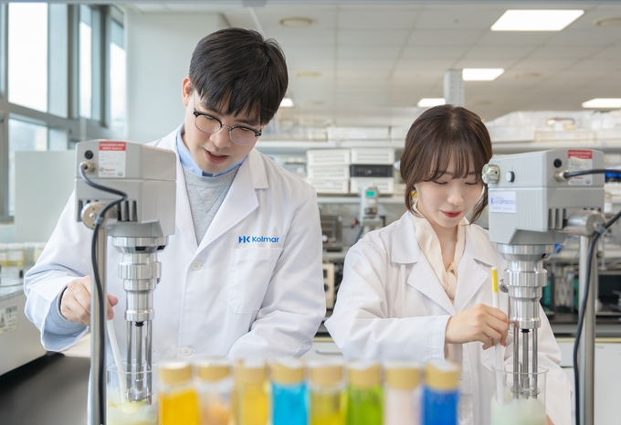 콜마 연구원이 화장품 제형을 혼합하고 있다. (사진=한국콜마)
