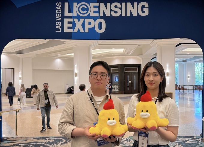 LG유플러스가 21일 미국 라스베이거스 만다레이 베이 컨벤션 센터(Mandalay Bay Convention Center)에서 열린 ‘2024 라이선싱 엑스포(Licensing Expo)’에 참가해 대표 캐릭터 ‘무너 크루’를 선보였다. 행사는 23일(현지시간)까지 3일간 진행된다.
